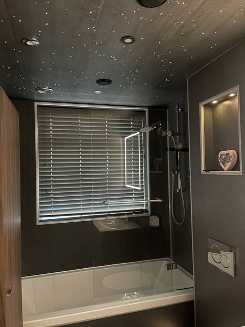 The rest of that bathroom